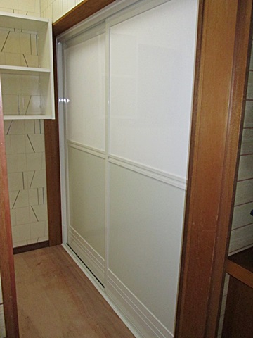 浴室のドアをカバー工法で新しくしました。綺麗になり、動きも軽く使い易いドアになりました。