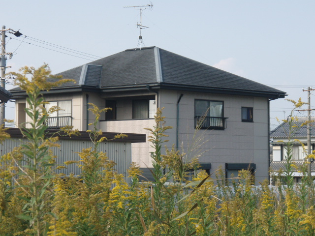 屋根と外壁の塗り替え、雨戸の取付をしました。 屋根と外壁の塗り替え、雨戸の取付をしました。