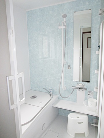 在来の浴室を、ユニットバスに改修しました。アクセントパネルのブルーがとても爽やかで明るい浴室となりました。
