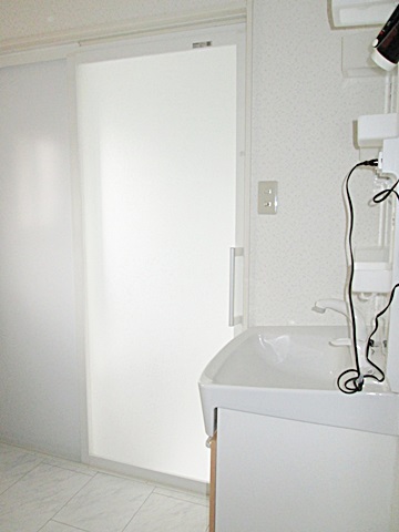 洗面所はホワイトが基調となり明るく清潔な印象の空間となって居ます。