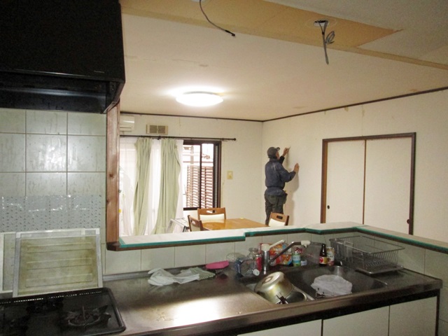 ＬＤＫのリフォームでは、まずシステムキッチンの吊戸棚と垂れ壁を撤去しました。明るく広々としたキッチンになりました。