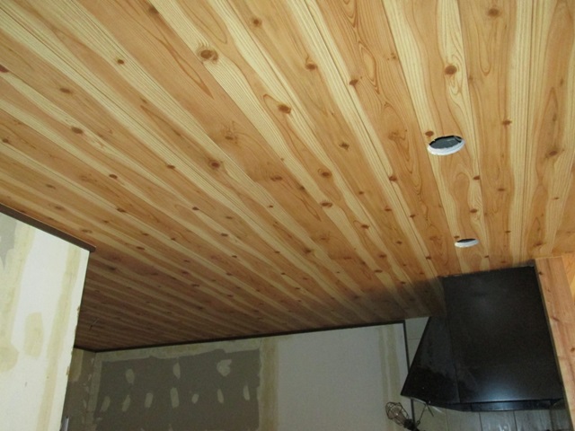 ＬＤＫの天井は、木目調のビニールクロスで仕上げました。