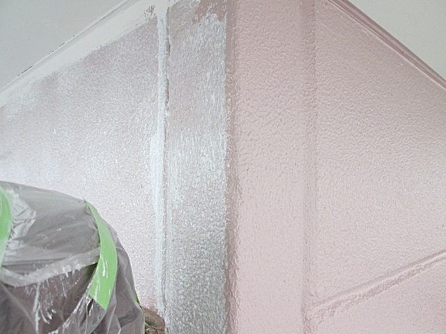 外壁の上塗り（画像右側）は、セラミック変性シリコン系単層弾性仕上げ材「ＤＡＮシリコンセラ」をローラーでなみがた模様を付けて２回塗り重ねました。高耐久・弾性・防藻・防かび・低汚染・透湿性能が優れた塗料です。