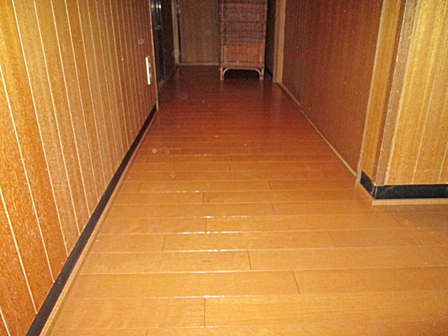 ホール・廊下の床を、既設の床板の上にフロアーを張り増しをし、丈夫な二重床にしました。