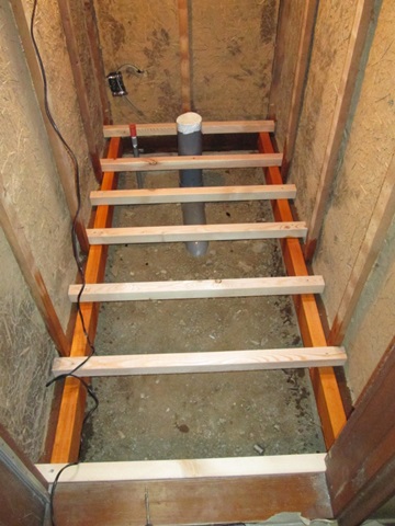 和式トイレは腰壁と床のタイルを撤去し、配管を入れ直して下地を組みました。