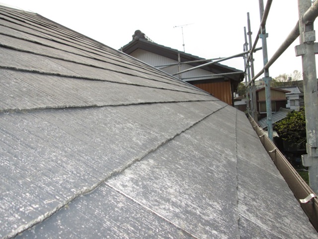 高圧洗浄後の屋根の状況です。経年によりカラーベストの塗膜が劣化していたことがわかります。