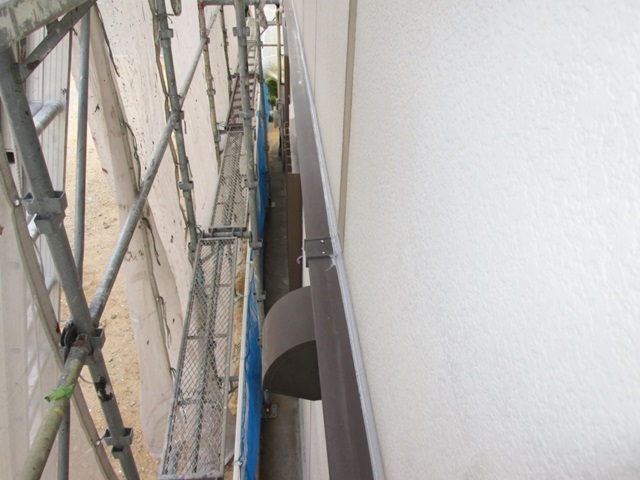 幕板と外壁の取り合い部分にコーキングを充填し水の浸入を防ぎます。