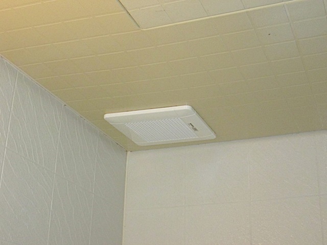 長年使用した浴室換気扇の回転音が大きくうるさくなってきたので、今回新しい物に取り替えました。