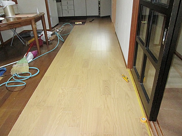 フロアー張り増しの作業の様子です。既存の床の上にフロアー合板を重ね張りすることで、リーズナブルに丈夫な二重張りの床に擦ることが出来ます。