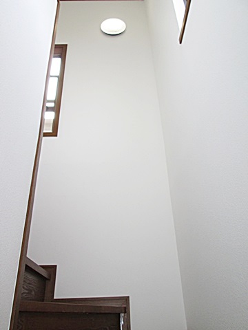 階段室のクロス貼り替えが完了しました。白いビニールクロスで明るい印象になりました。