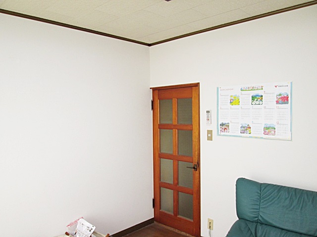 居間のクロスを貼り替えました。壁紙を変えただけでとても明るい部屋になりました。