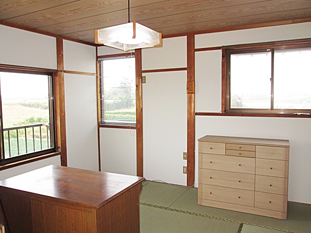 ２階の和室は聚楽壁を塗り替え畳の表替えをしました。
