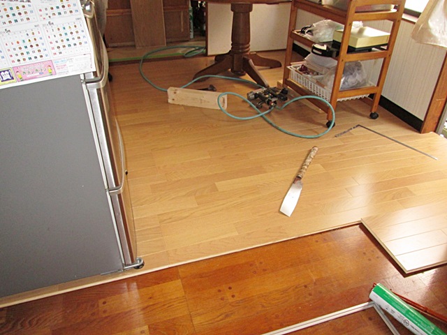 ダイニングの床の張り増しは、冷蔵庫や食器棚を移動させながら作業を進めました。
