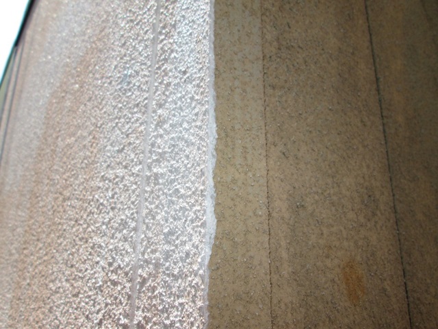 外壁は高圧洗浄後に、シーラー塗装（下塗り）が行われました。（写真左側）