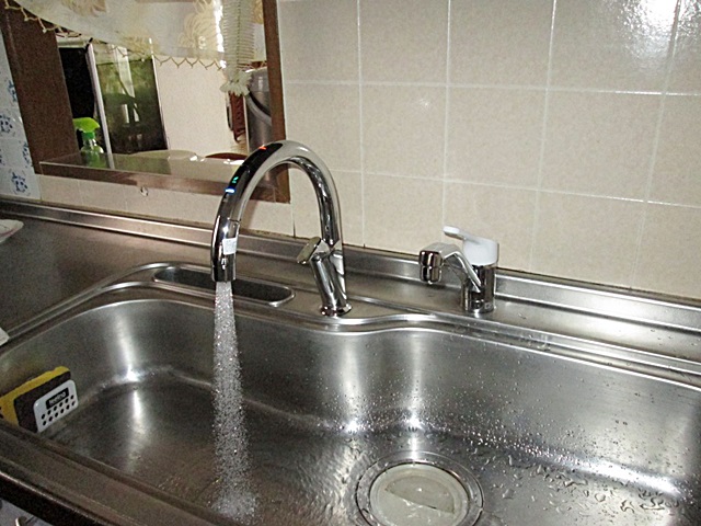 システムキッチンの水栓を取り替えました。浄水器内蔵の自動水栓で手をかざすだけで操作出来ます。右側には井戸用の水栓を新しく取り付けています。