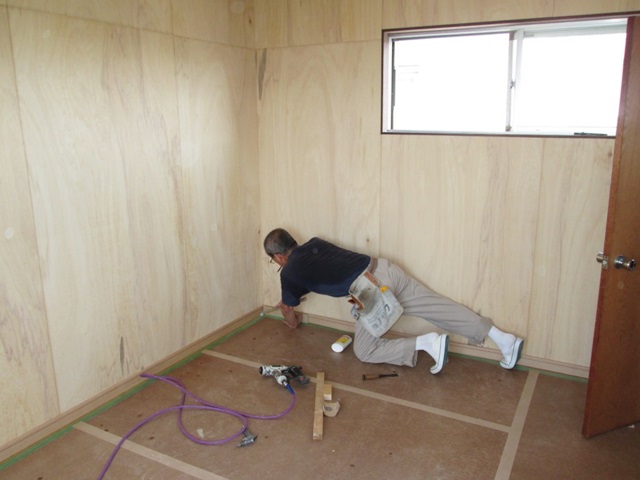 造作工事の作業の様子です。既存の床の上にフロアーを張り増しすることで、リーズナブルに二重張りの丈夫な床にすることが出来ます。