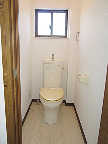 以前、階段だった部分に２階のトイレを移動しました。サッシを取り付けて明るい個室になりました。