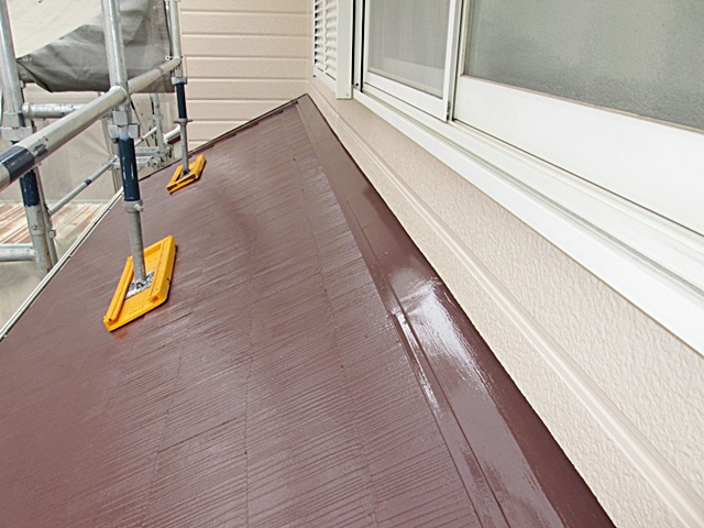 水切りは屋根のカラーベストと同色で仕上げ一体感を持たせました。