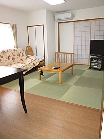 居間を畳敷きにすることで、より快適でくつろいだ空間となりました。
