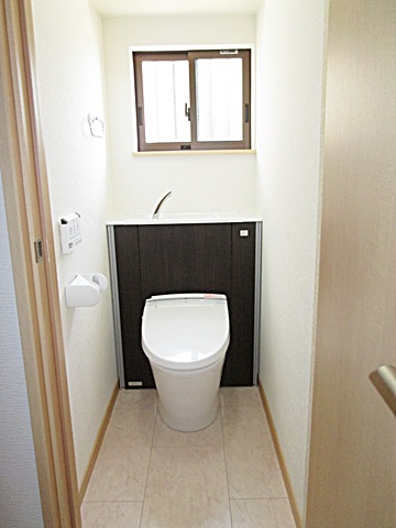 １階のトイレは、ＬＩＸＩＬの「エレシャスＩ型」を選定されました。収納一体型便器でタンクレストイレのようなすっきりしたデザインになっています。