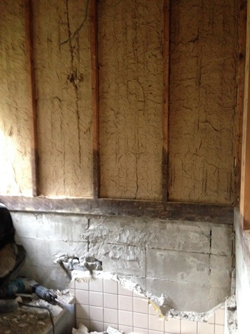 既存の浴槽を撤去、床・壁・天井をを解体しました。
