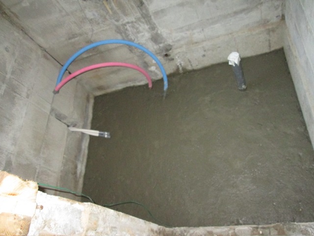 解体後、配管を入れ直し土間コンクリートを打設しました。
