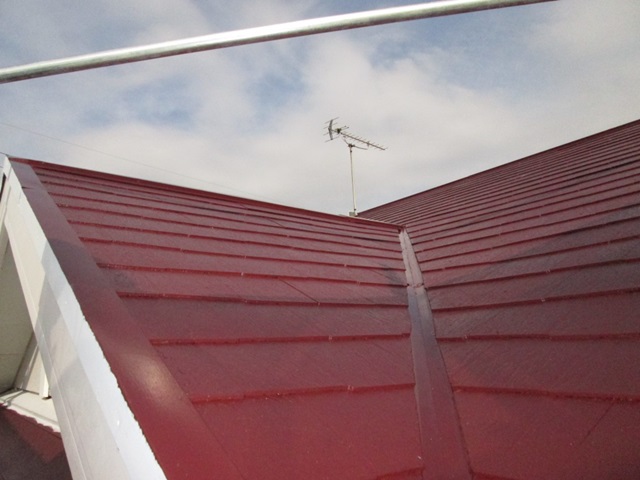 屋根水切りや棟板金も錆止め塗装後に、同色で塗装しました。