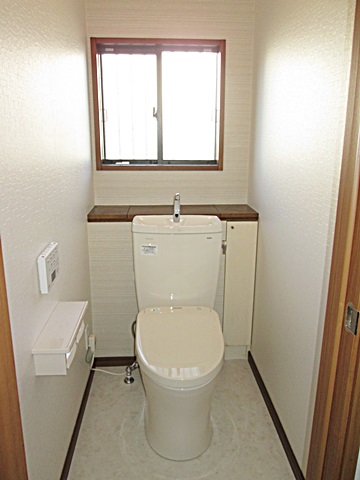 トイレは、クッションフロアーと壁・天井のクロスを貼り替え、明るくて衛生的な個室に生まれ変わりました。便器はＴＯＴＯのシャワートイレに取替、最新の機能とお手入れがし易くなっています。