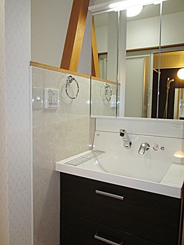 洗面化粧台は、大きな洗面ボールと３面鏡で使い易く収納量も十分あります。