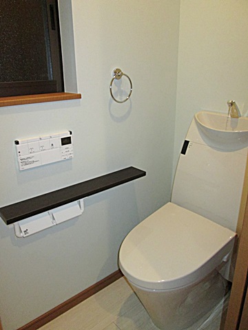 １階のトイレです。淡いブルー色の壁が爽やかな個室としています。