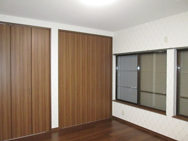北側の洋室８帖です。床や建具をダーク色で統一し、重厚で落ち着きのある部屋になりました。