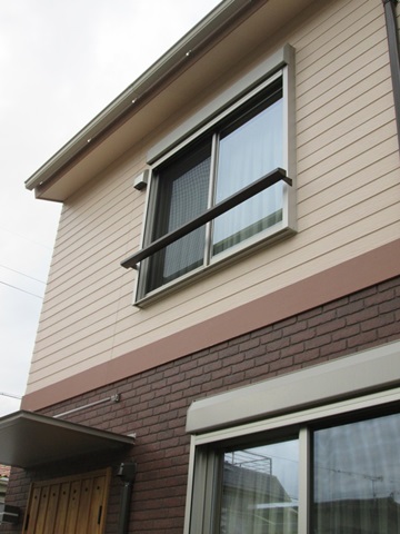 もう一つの２階の窓には、転落防止と布団が干せる様に、アルミ製の窓手摺を取り付けました。
