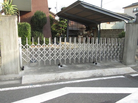 駐車場のアコーディオンゲートの取り替えを行いました。既設を撤去し支柱を含め新しい物に取替えました。動きもスムーズで格段に使い易くなりご満足頂きました。