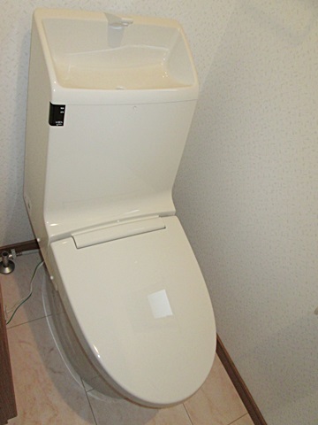 新たに設けた２階のトイレです。シンプルで使い易いシャワートイレです。