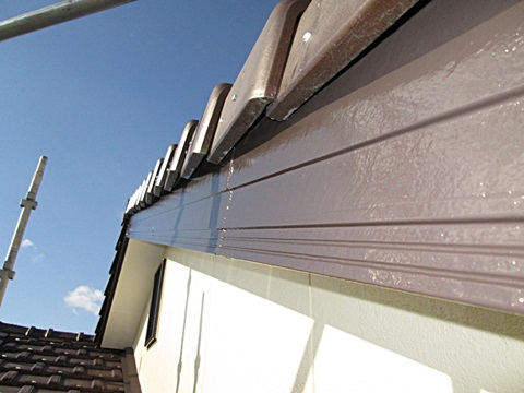 破風板は、屋根に合せチョコレート色で上塗りを行いました。