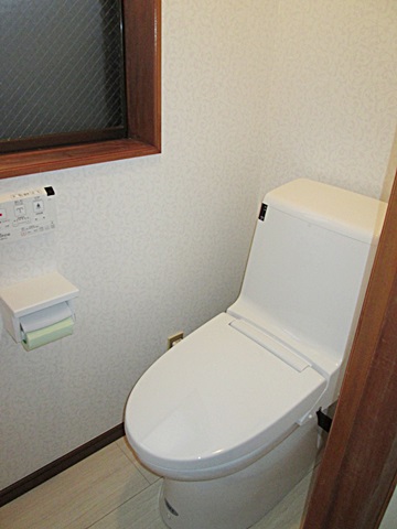 トイレも壁と天井のビニールクロスを貼り替え、便器を取り替えました。シンプルで使い易いシャワートイレに替え、明るく快適な空間に甦りました。