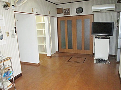 廊下に続く引違いのドアを造り直しました。窓を設けたことにより、部屋がとても明るくなったとご好評いただきました。