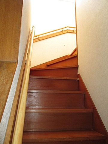 階段には、後付の手摺を取り付けました。頑丈に取り付けられているので、昇り降りも安心してご利用いただけます。