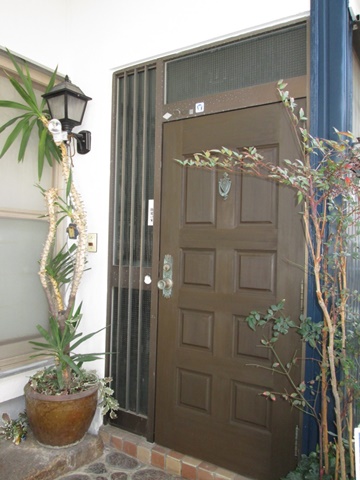 玄関の木製ドアは、「ガードラックアクア」で仕上げました。