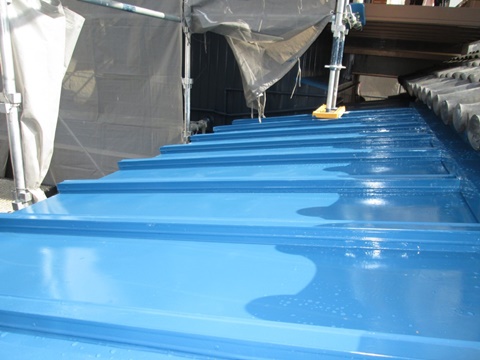 屋根の上塗りは、ブルーのシリコン樹脂塗料を２回塗り重ねて仕上げました。