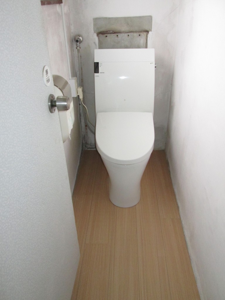 １階のトイレを２階に移設しました。またタイル張りの床をクッションフロアーに張り替えました。