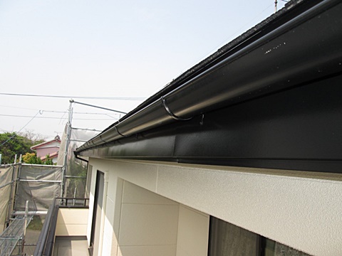 鼻隠し板と樋は、屋根と同じブラック色で仕上一体感を持たせました。