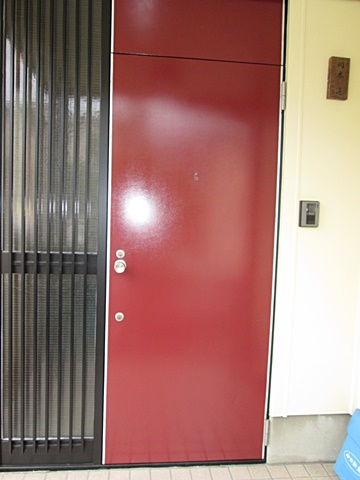 玄関ドアを赤色で仕上げ、外観のワンポイントにしました。