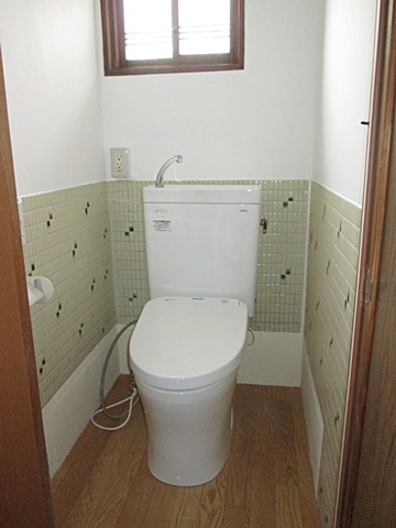 和式のトイレから洋式にリフォームされました。床をクッションフロアーで貼りお手入れしやすくなっています。便器もコンパクトながら最新のシャワートイレで快適な個室となりました。