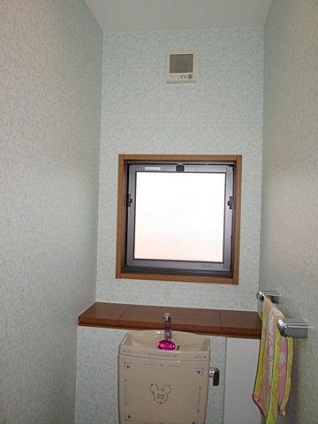 汚れが目立ってきたトイレのクロスを貼り替えました。爽やかな印象の個室になりました。