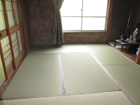 和室は、床下地を補強し畳の表替えを行いました。