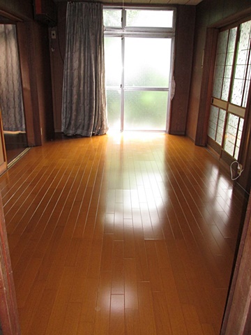 居間の床も下地補強とフロアーの張り増しを行ないました。以前、歩くと床がふわふわしていましたが、がっしりと丈夫な床になりました。