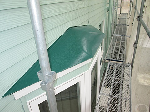 庇の屋根は、大屋根に合せグリーン色で上塗りを行いました。