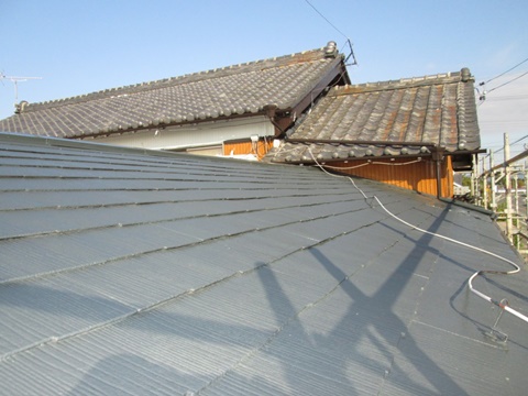 カラーベスト屋根は下塗りとヤネフレッシュSiの２回塗りで仕上げました。