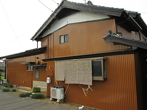 母屋の塗り替えもしました。ブラウン色に塗り替えられ、和風の建物が落ち着いた印象になりました。